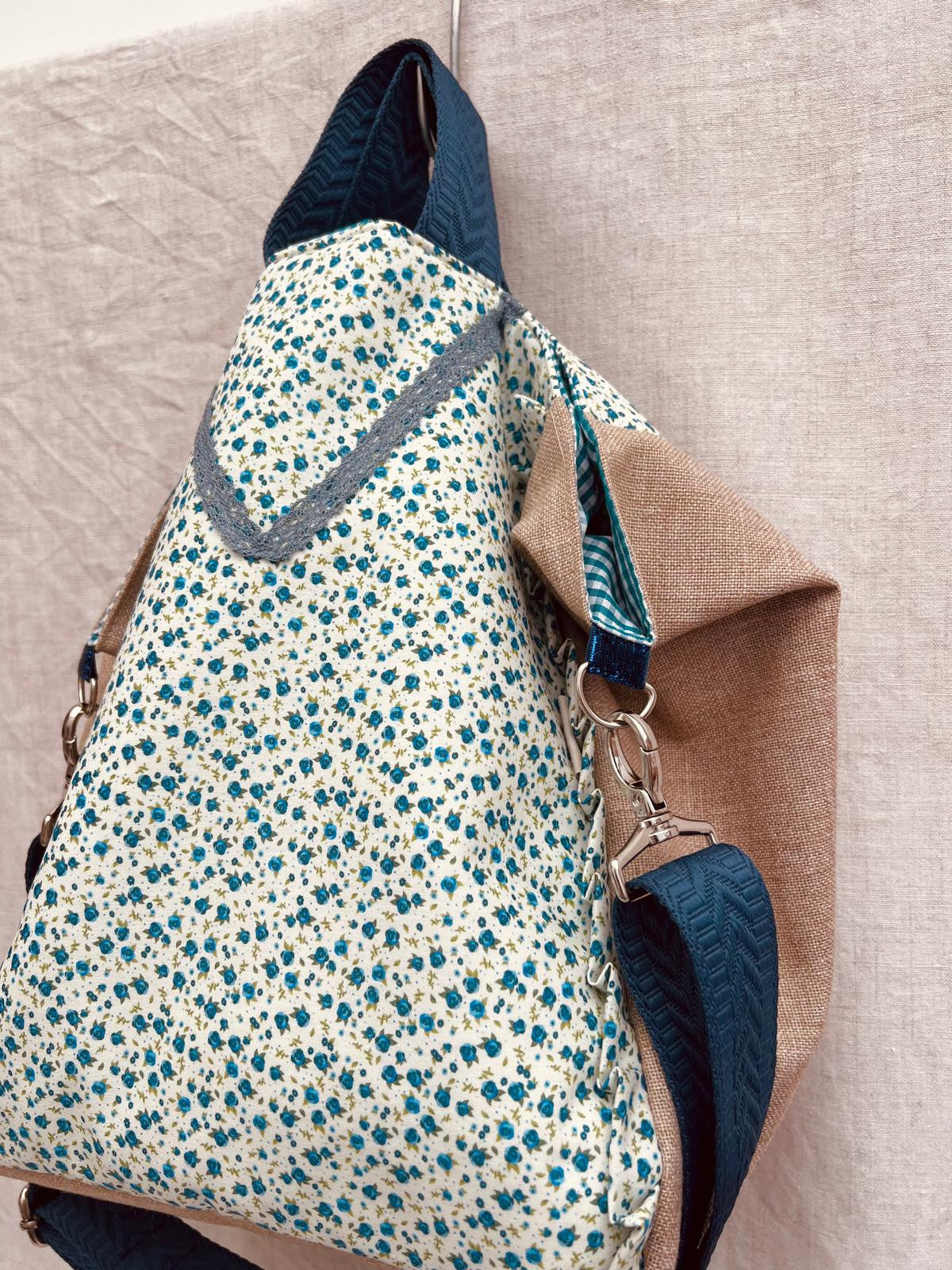 Maxi bolsa bandolera florecitas azules