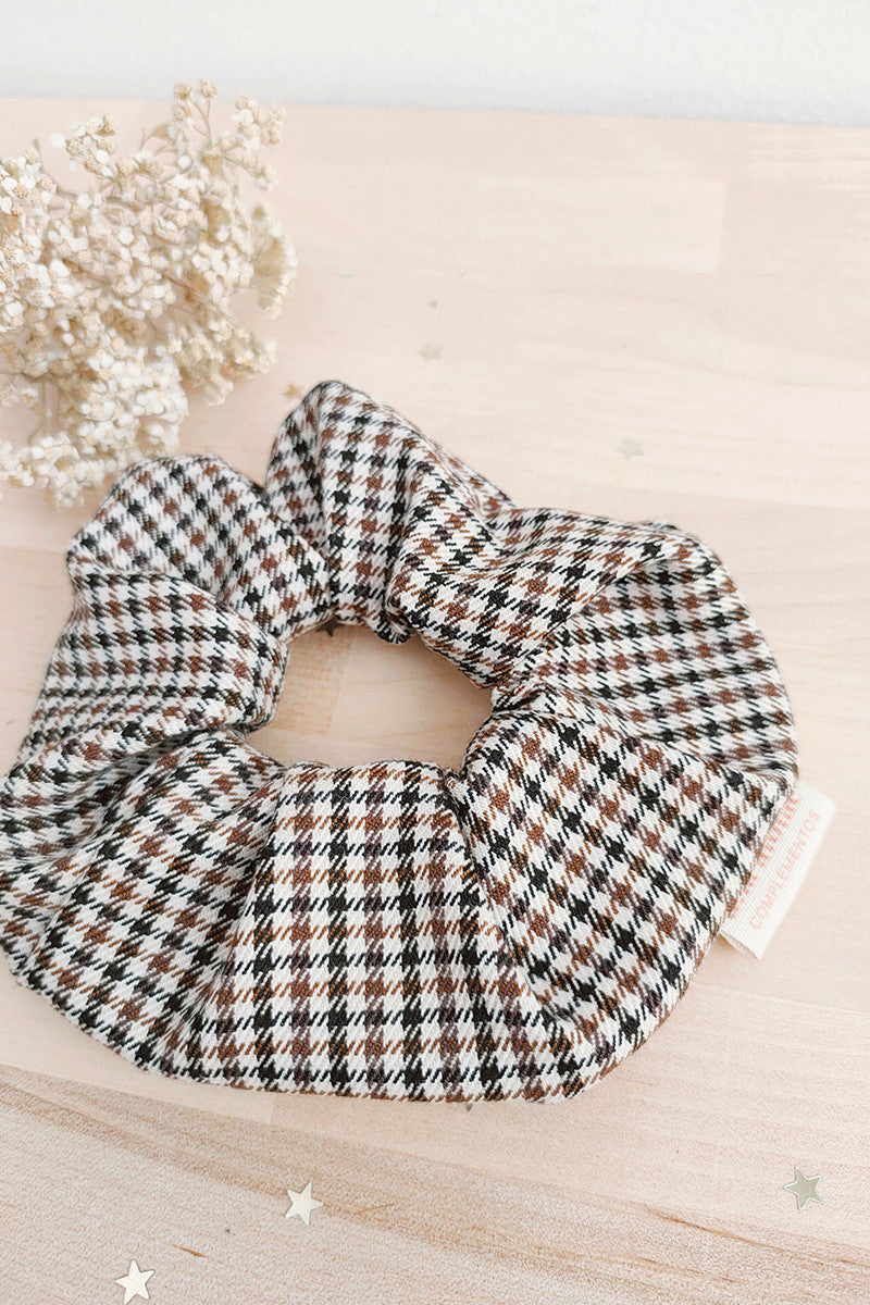 Scrunchie cuadros marrón y negro