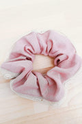 Scrunchie rosa empolvado con puntilla