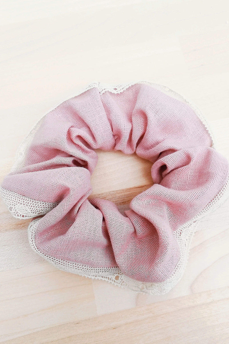 Scrunchie rosa empolvado con puntilla